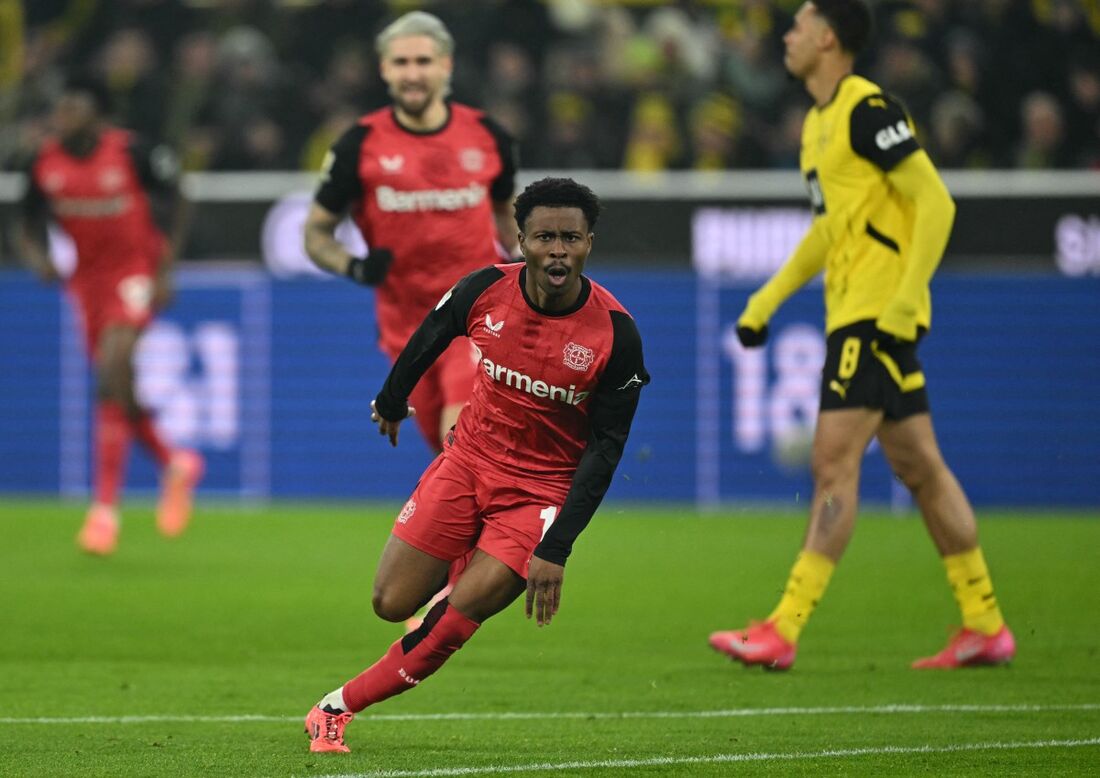 Nathan Tella celebra gol sobre o Borussia Dortmund