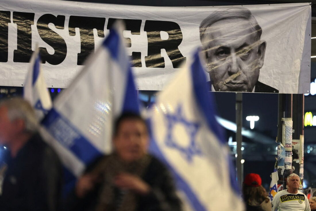 Manifestantes durante um protesto antigovernamental, pedindo ações para garantir a libertação dos israelenses mantidos reféns desde outubro de 2023, em frente ao Ministério da Defesa israelense