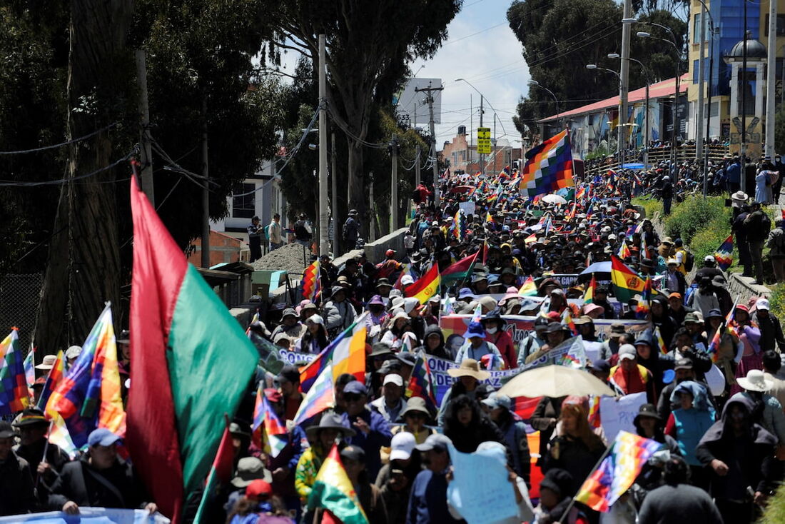 Apoiadores do ex-presidente da Bolívia (2006-2019), Evo Morales, agitam bandeiras enquanto marcham durante a marcha "Comunal pela Vida" contra o governo de Luis Arce