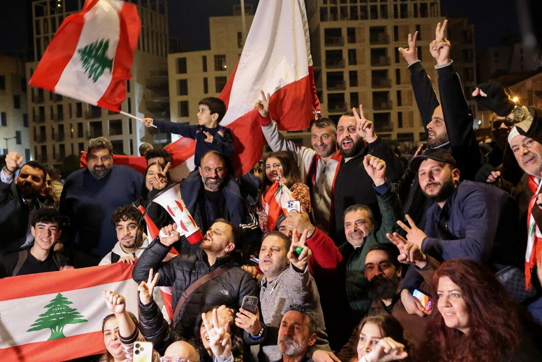 Libaneses celebram a nomeação do primeiro-ministro Nawaf Salam, na Praça dos Mártires em Beirute