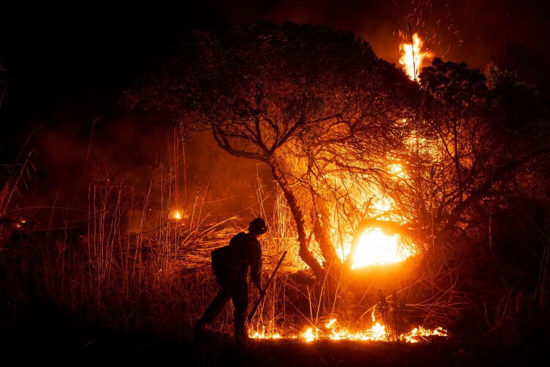 Um bombeiro monitora a propagação do incêndio Auto em Oxnard, noroeste de Los Angeles, Califórnia