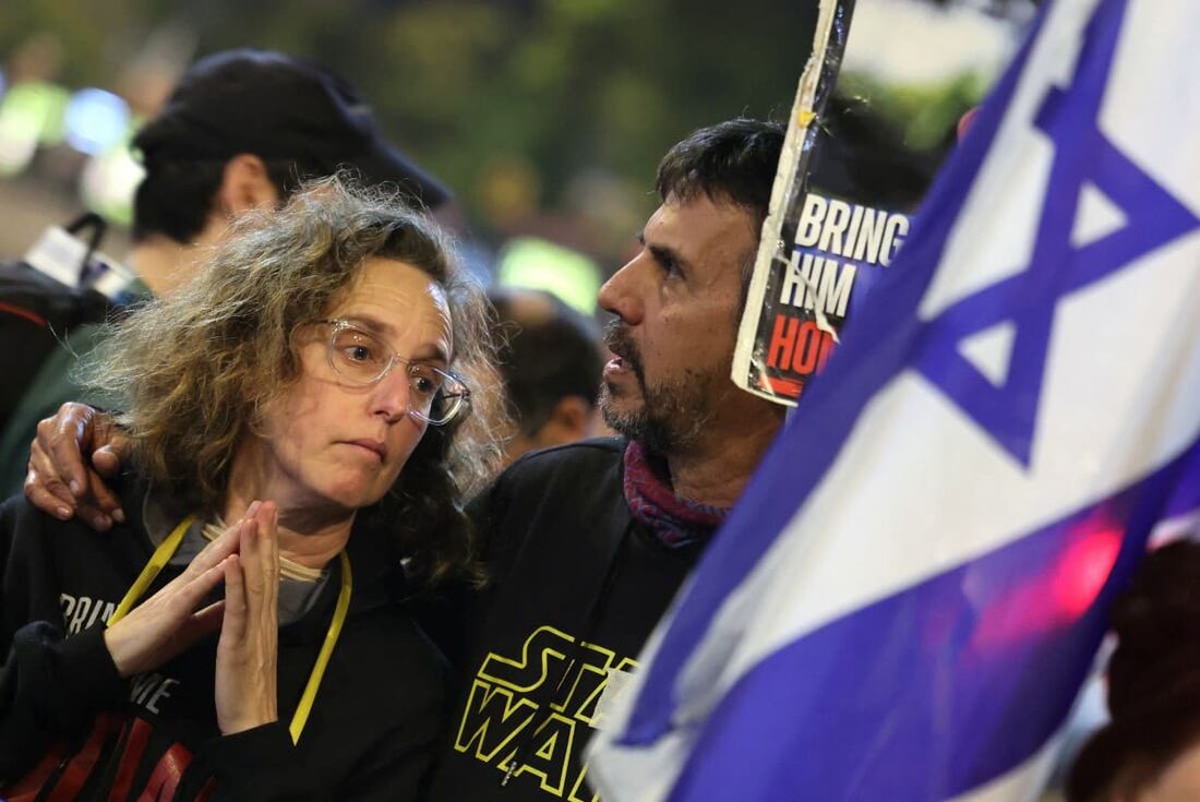 Manifestantes participam de um protesto pedindo ação para garantir a libertação de israelenses mantidos reféns em Gaza desde outubro de 2023