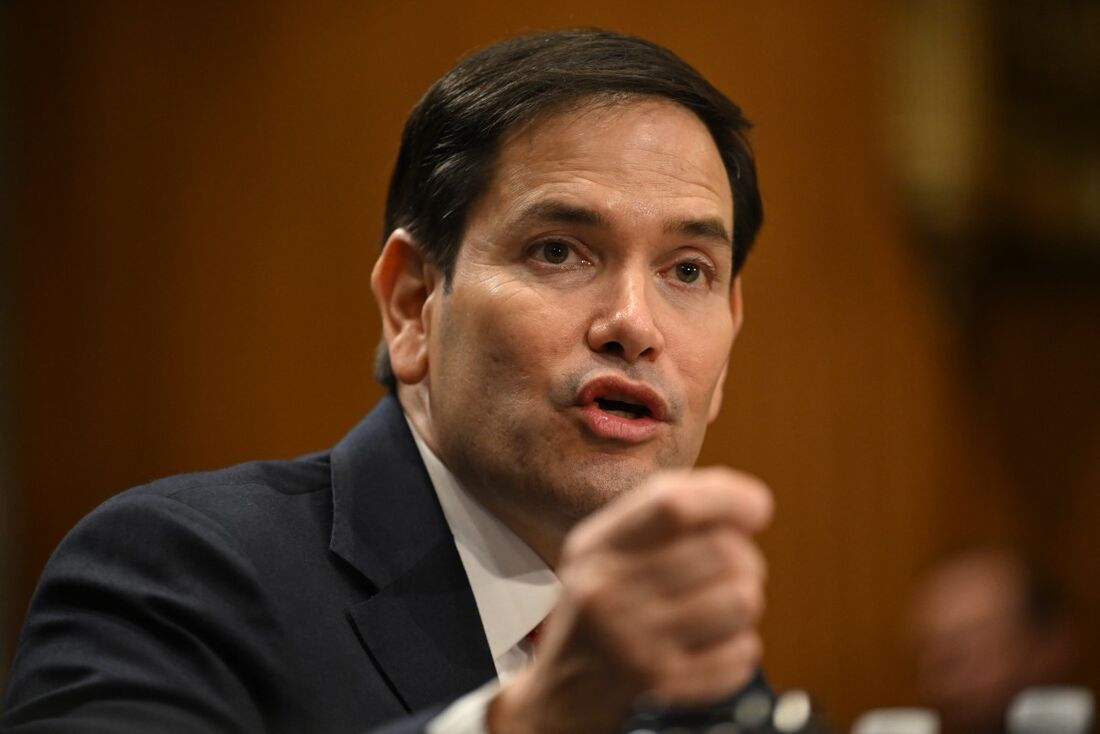 O senador americano Marco Rubio testemunha perante uma audiência do Comitê de Relações Exteriores do Senado sobre sua nomeação para secretário de Estado, no Capitólio, em Washington, DC, em 15 de janeiro de 2025