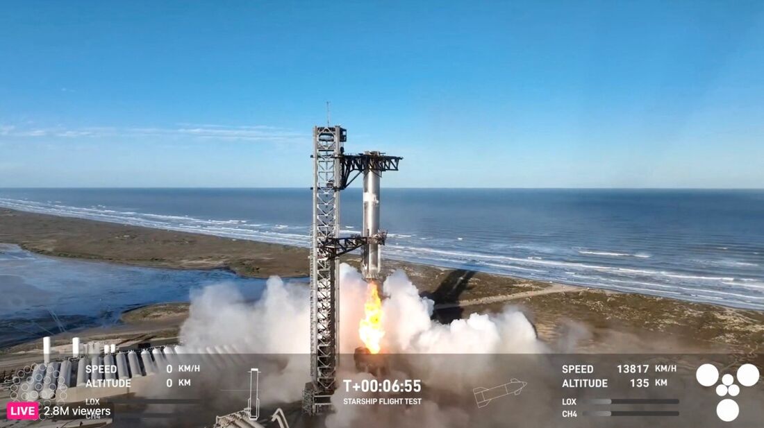 Nesta captura de tela tirada da transmissão da SpaceX, o Super Heavy Booster da Starship está sendo agarrado no ar enquanto retorna à plataforma de lançamento na Starbase perto de Boca Chica, Texas