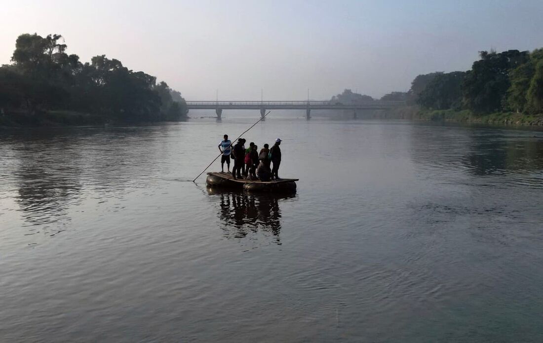 Pessoas cruzam o rio Suchiate em Ciudad Hidalgo, estado de Chiapas, México