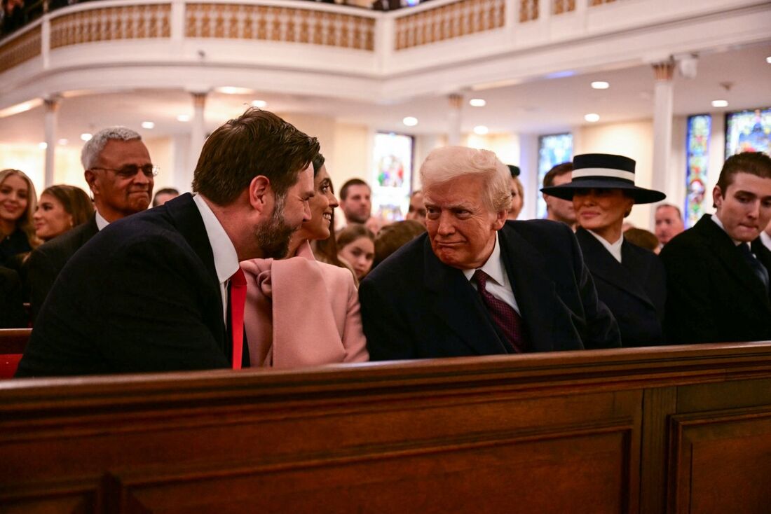 Donald Trump conversa com JD Vance