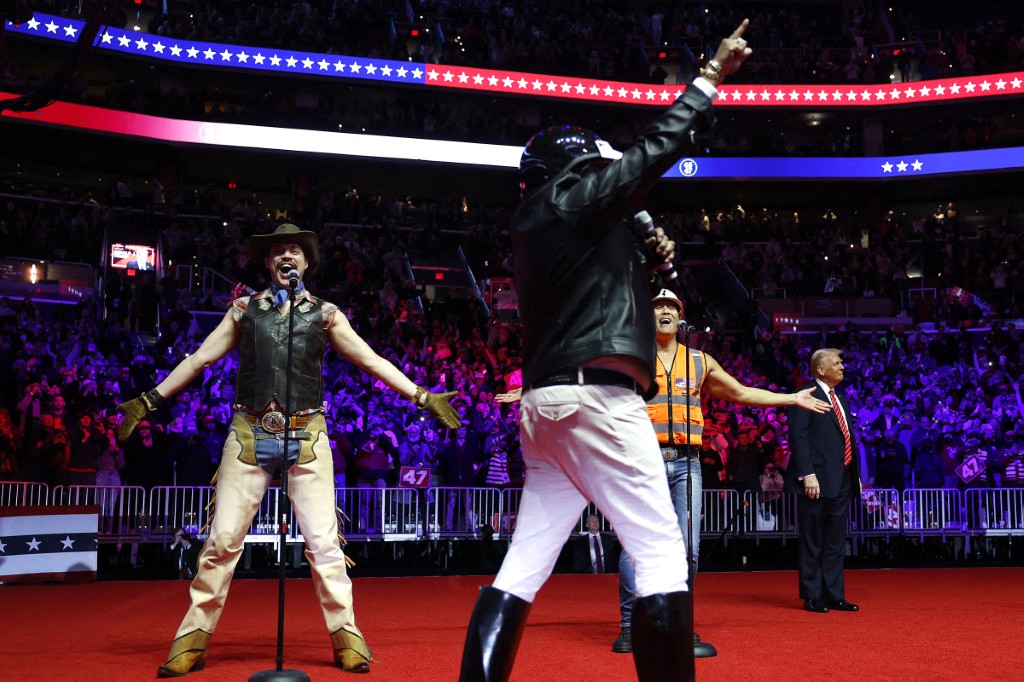 Village People cantam "YMCA" com Trump no palco