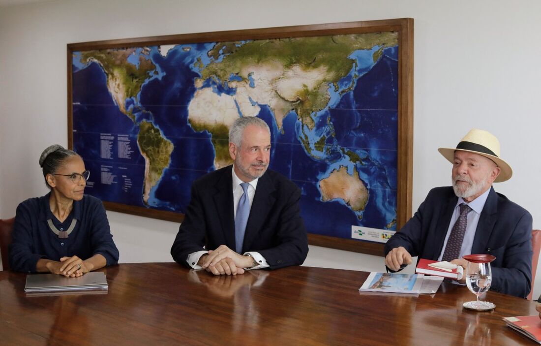 O presidente do Brasil, Luiz Inácio Lula da Silva, a ministra do Meio Ambiente, Marina Silva, e o embaixador do Brasil, André Correa do Lago, participam de reunião no Palácio do Planalto, em Brasília