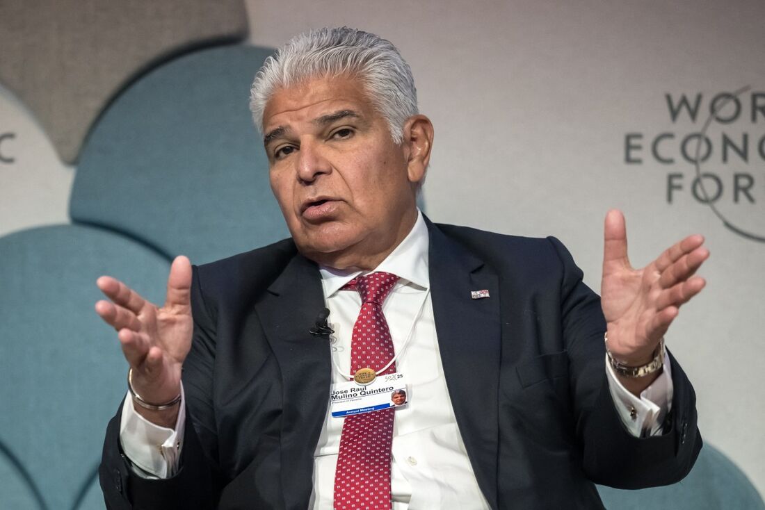 O presidente do Panamá, José Raul Mulino, fala durante a reunião anual do Fórum Econômico Mundial (WEF) em Davos em 22 de janeiro de 2025