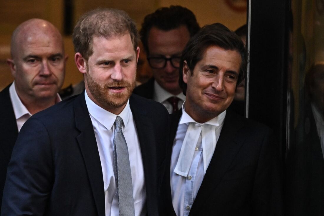 O Príncipe Harry, Duque de Sussex (2E) da Grã-Bretanha e seu advogado David Sherborne (D) deixam o Royal Courts of Justice, o Supremo Tribunal da Grã-Bretanha, no centro de Londres, em 7 de junho de 2023