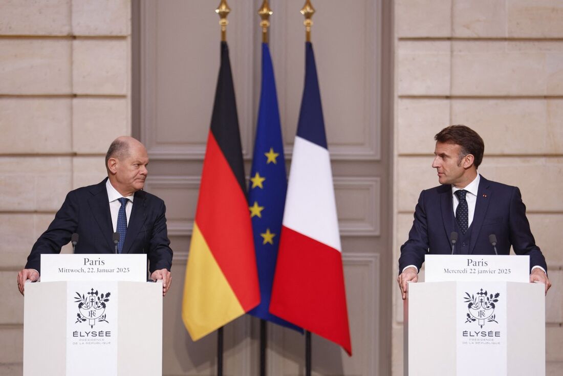 O chanceler alemão Olaf Scholz (E) e o presidente francês Emmanuel Macron (D) discursam em uma declaração conjunta no Palácio do Eliseu, em Paris, em 22 de janeiro de 2025