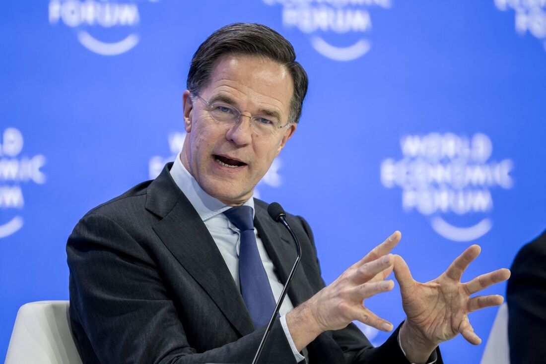 O secretário-geral da OTAN, Mark Rutte, gesticula ao dirigir-se ao público como parte da reunião anual do Fórum Económico Mundial (WEF) em Davos, em 23 de janeiro de 2025