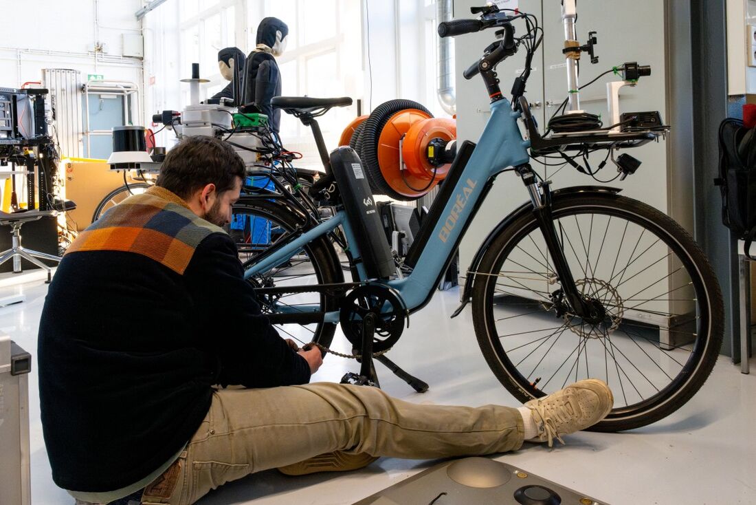 Denniz Goren, estudante de mestrado em robótica na Faculdade de Engenharia Mecânica da Universidade de Tecnologia de Delft (TU Delft), trabalha em uma TU Delft SenseBike em Delft em 13 de janeiro de 2025