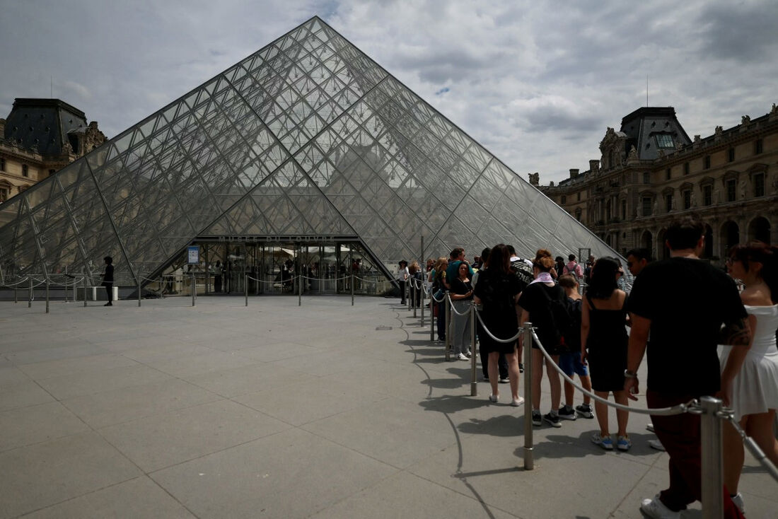 O presidente do Museu do Louvre em Paris, Laurence Des Cars, alertou o governo francês sobre o estado do museu, apontando para uma "proliferação de danos"