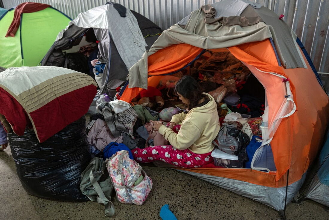 Uma solicitante de asilo senta-se na tenda que ocupa no abrigo para migrantes Juventud 2000 em Tijuana, estado da Baixa Califórnia