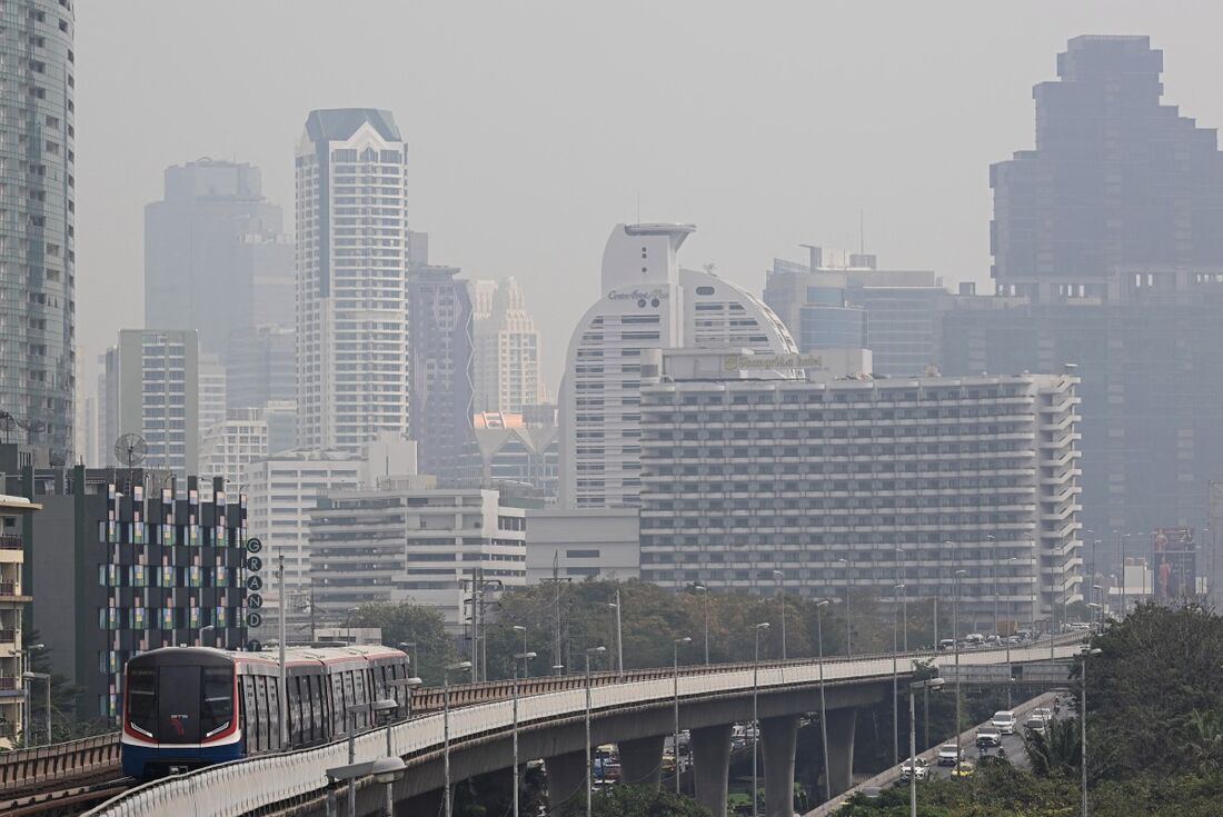 Um Skytrain BTS percorre seus trilhos em meio a altos níveis de poluição do ar em Bangkok, em 24 de janeiro de 2025