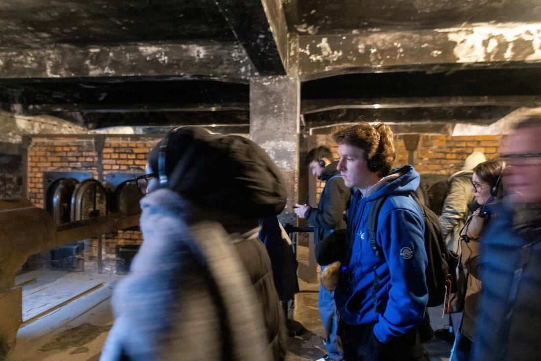  Um grupo de estudantes do ensino médio da França visita um crematório que faz parte da exposição do Memorial e Museu Auschwitz-Birkenau, antigo campo de concentração e extermínio nazista alemão em Oswiecim, sul da Polônia