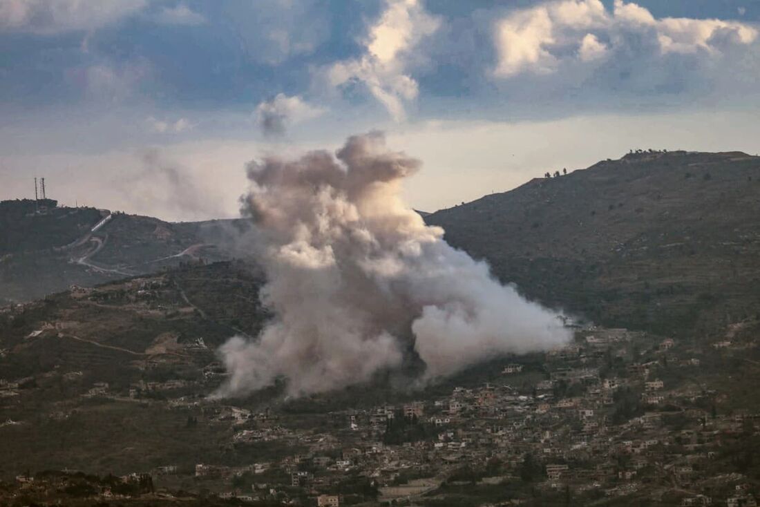 Fumaça sobe do local de explosões controladas durante atividades de demolição realizadas pelo exército israelense na vila de Kfarkila, no sul do Líbano