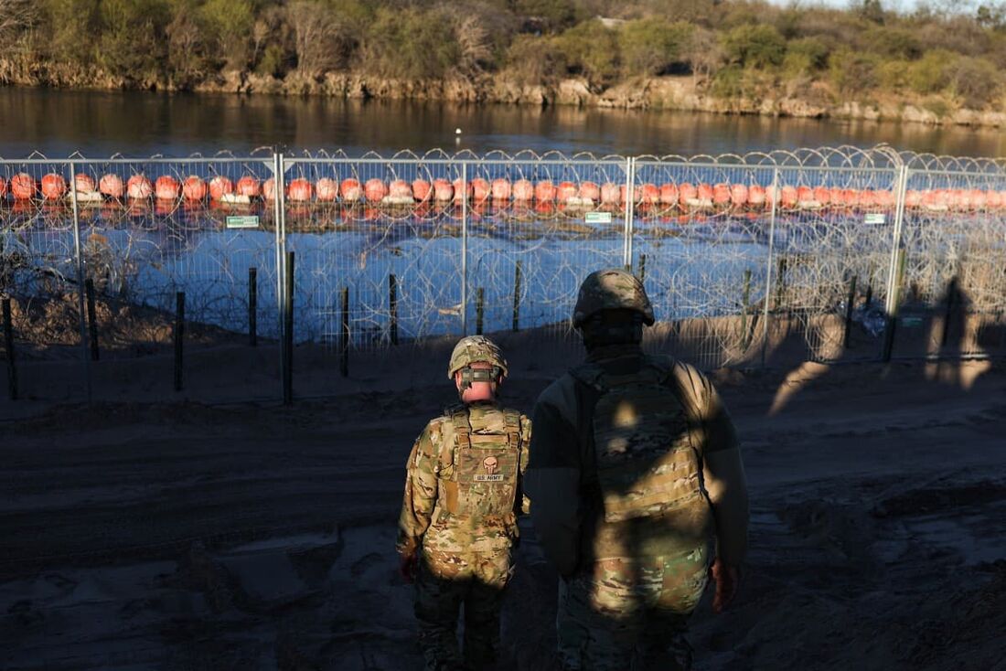 Soldados do Exército dos EUA patrulham a fronteira EUA-México em Eagle Pass, Texas,