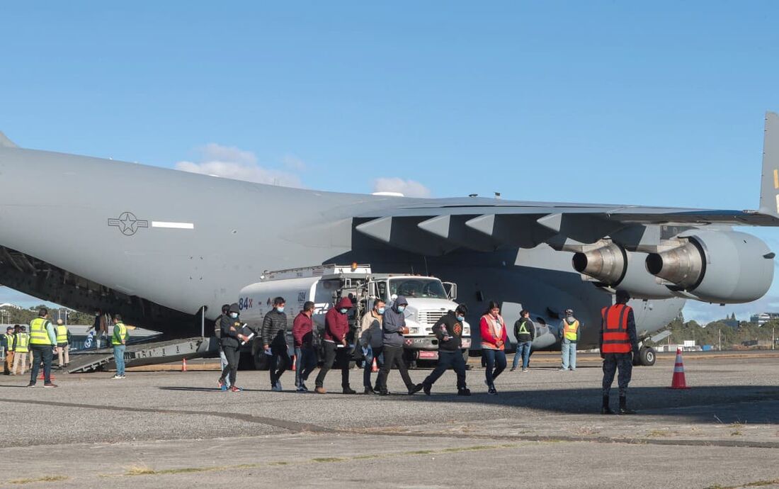 Migrantes guatemaltecos descendo de um avião militar dos EUA após serem deportados dos EUA na Base Aérea da Guatemala