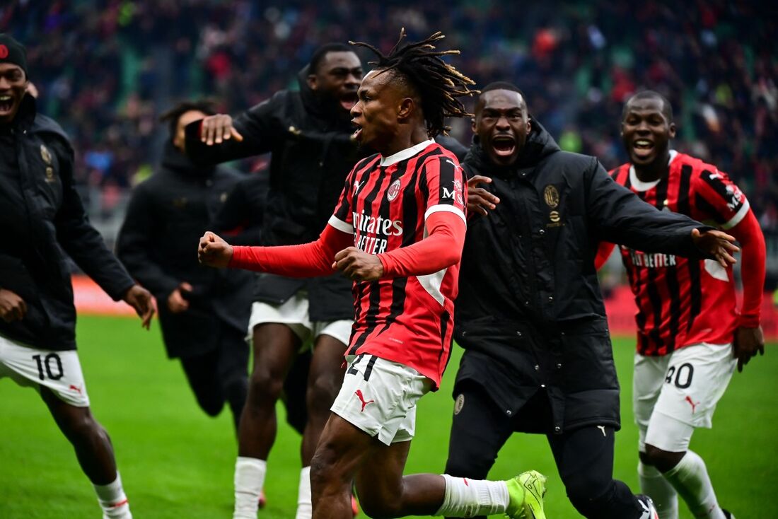 Samuel Chukwueze celebra o terceiro gol do Milan sobre o Parma