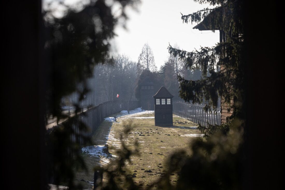 Uma torre de vigia pode ser vista de uma janela da antiga casa de Rudolf Hoess, comandante do campo de concentração de Auschwitz-Birkenau, agora sendo transformado no Centro de Auschwitz sobre Ódio, Extremismo e Radicalização, em 26 de janeiro de 2025