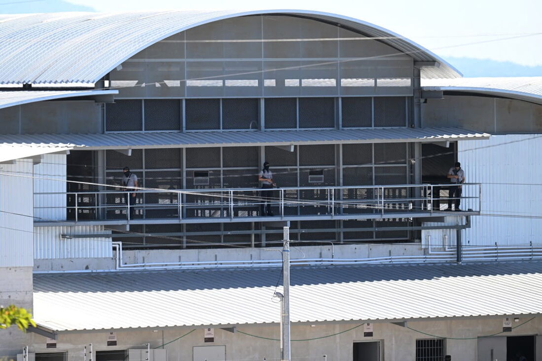 Agentes penitenciários montam guarda em um pavilhão dentro da megaprisão do Centro de Confinamento Antiterrorismo (CECOT)