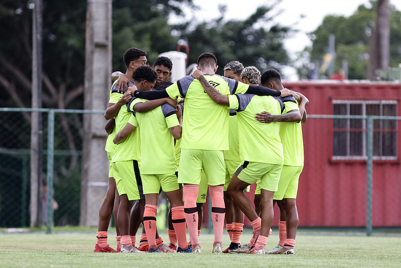 Sub-20 do Sport durante jogo-treino com o Jaguar, no CT