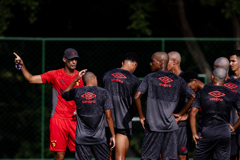 César Lucena orienta atletas do sub-20 no último treino antes da estreia no Estadual