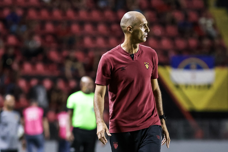 César Lucena, técnico interino do Sport, diante do Decisão