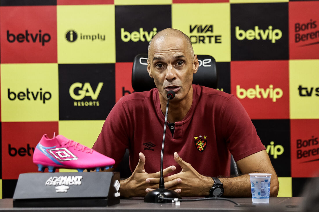 O treinador César Lucena concedendo entrevista coletiva