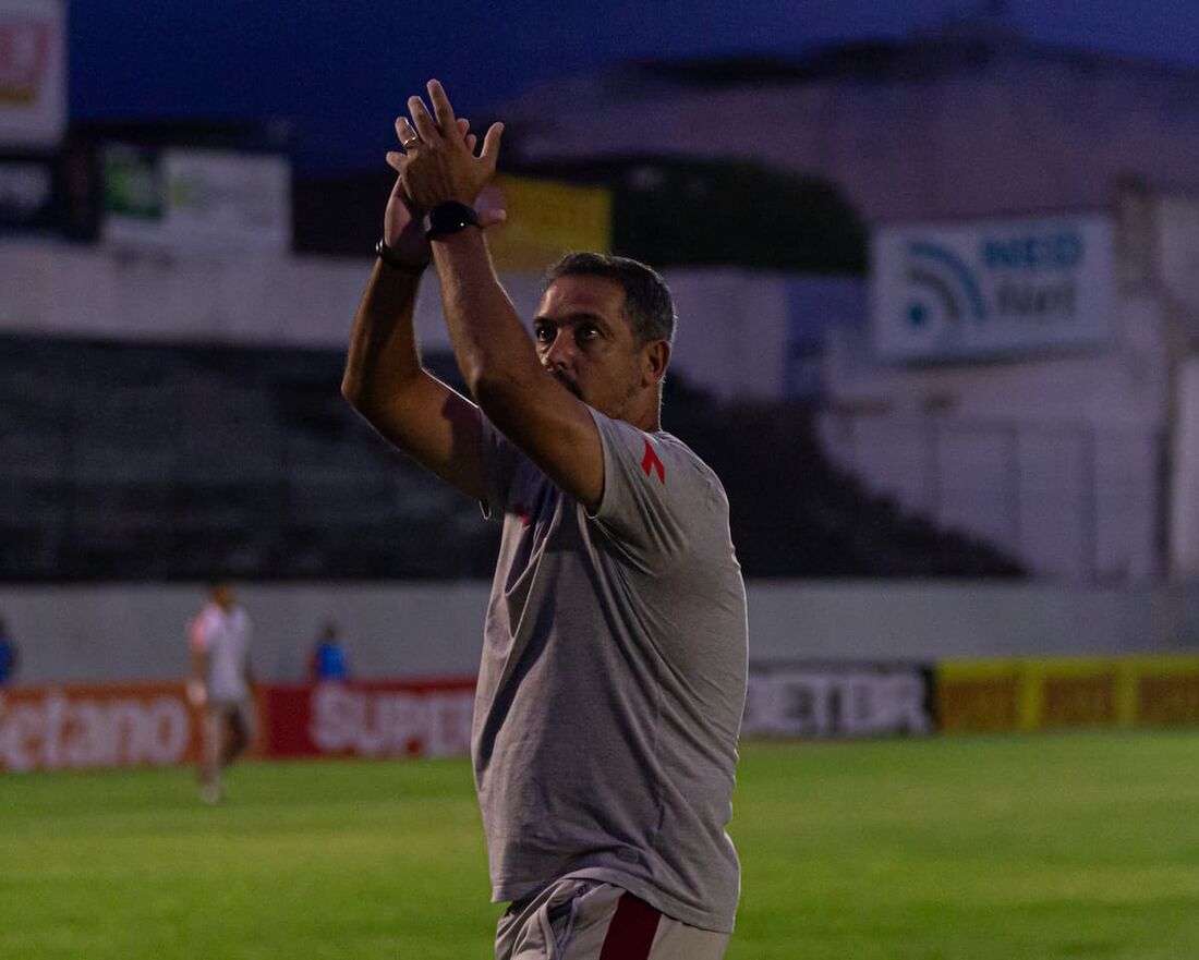 Marquinhos Santos cobra o elenco do Náutico 