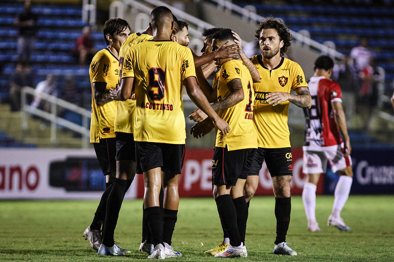 Jogadores do Sport celebram gol de Gustavo Maia