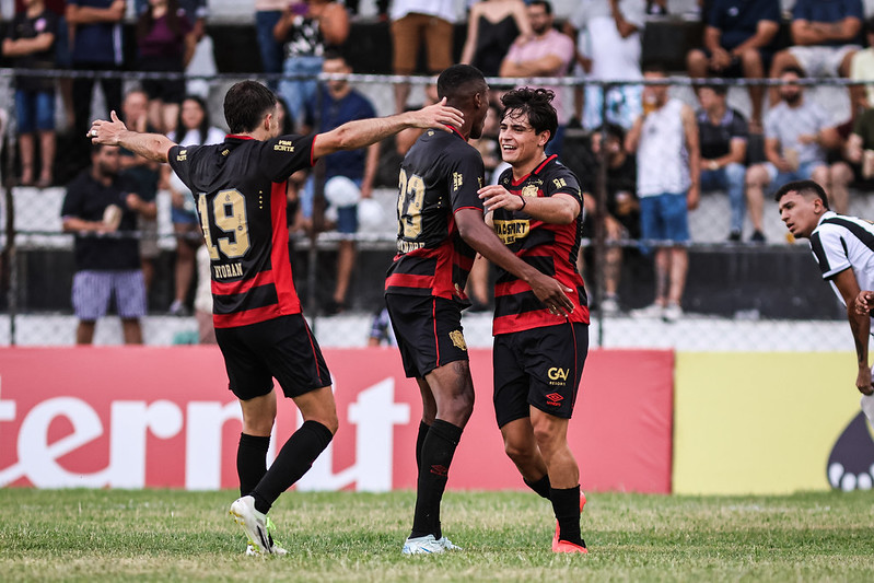 Lenny Lobato é celebrado pelos companheiros, após marcar para o Sport sobre o Central