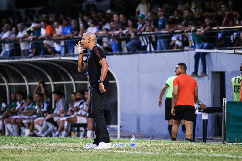 Pepa orienta o Sport contra o Central, em Caruaru