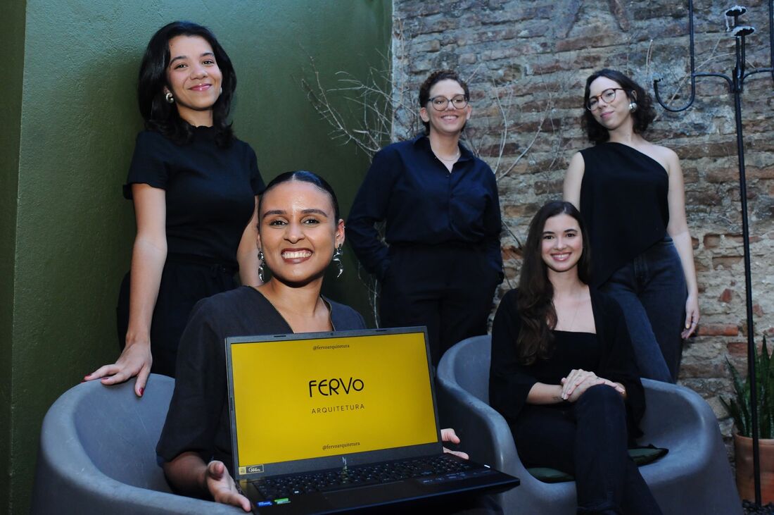 Na foto, as sócias do Fervo Arquitetura: Marcela de Siqueira, Thayna Torres, Lyvian Araújo, Nicole Gama e Gabriela Dias