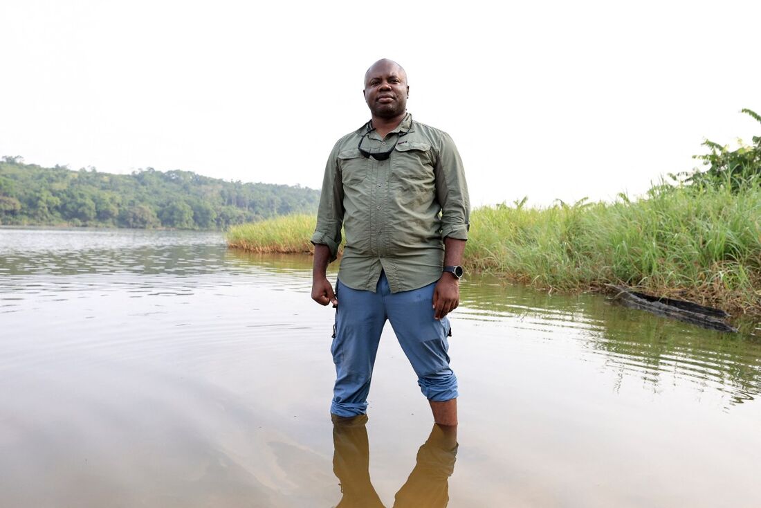 Retrato de Aristide Takoukam Kamla, biólogo marinho, pesquisador e conservacionista especializado no peixe-boi africano, em Dizangue