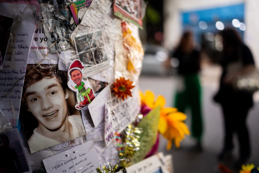 Homenagens ao cantor Liam Payne em frente ao hotel onde foi encontrado morto, em Buenos Aires