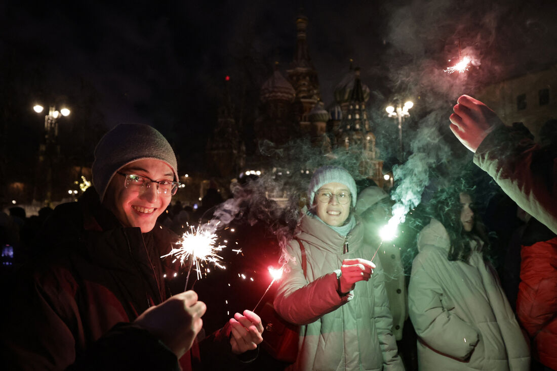 Russos celebrando o Réveillon em Moscou