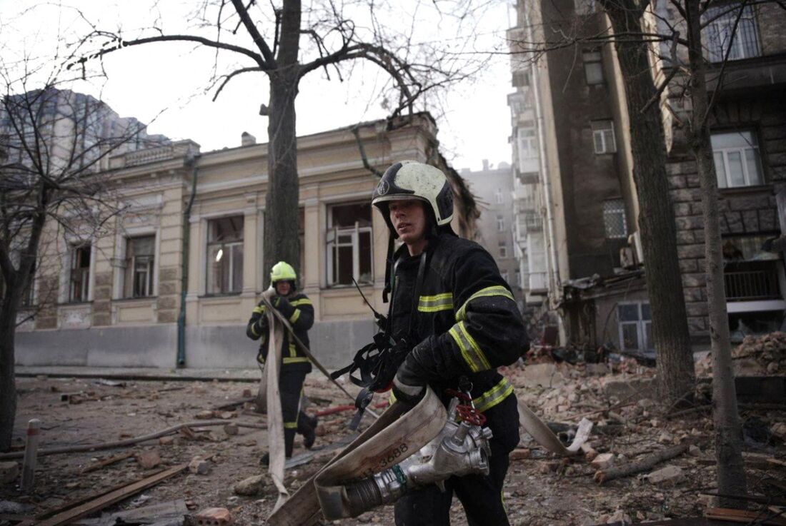 Socorristas trabalhando no local atingido por um ataque de drones russos, em Kiev, capital da Ucrânia