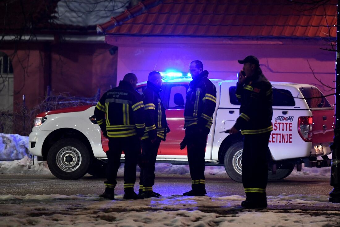 Policiais e unidades de proteção civil protegem a cena do crime depois que um homem armado matou várias pessoas na vila de Bajice, perto de Cetinje