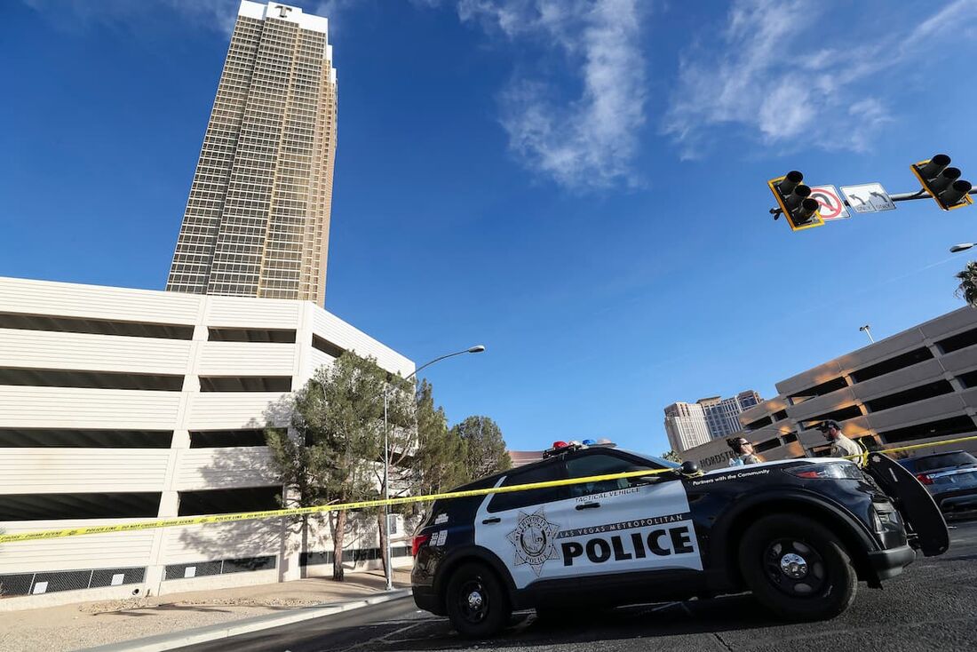 A polícia bloqueia uma área onde um Tesla Cybertruck pegou fogo e explodiu do lado de fora do saguão do hotel do presidente eleito Donald Trump.