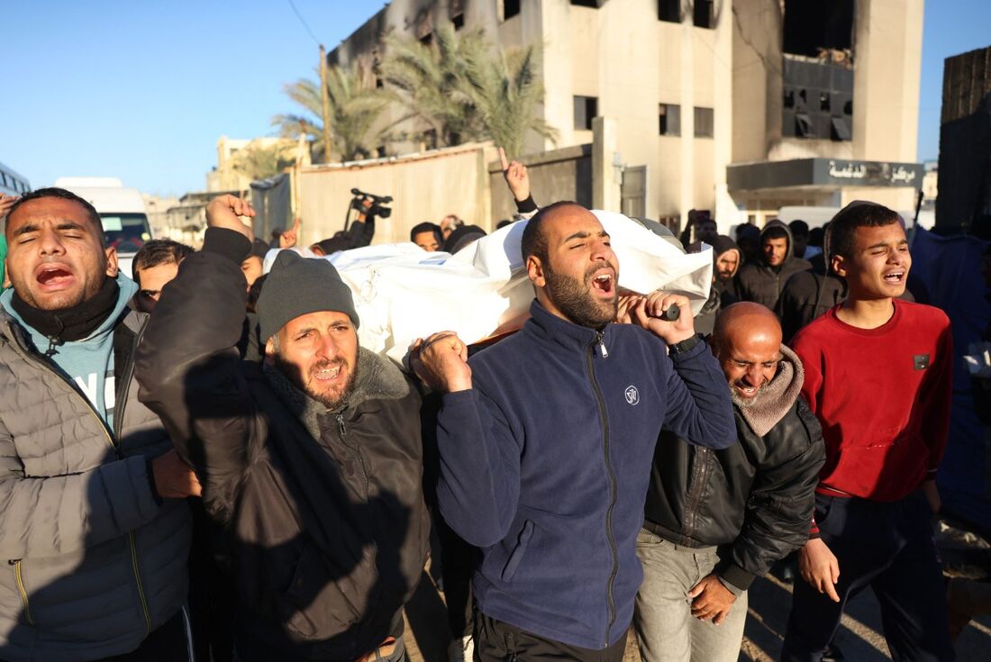 Palestinos protestam em frente ao Hospital Nasser, que abriga vítimas dos bombardeios israelenses, nesta quinta (2)