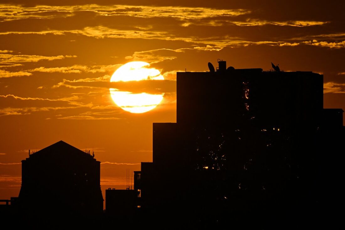 O sol nasce atrás de arranha-céus em Pequim em 6 de setembro de 2024