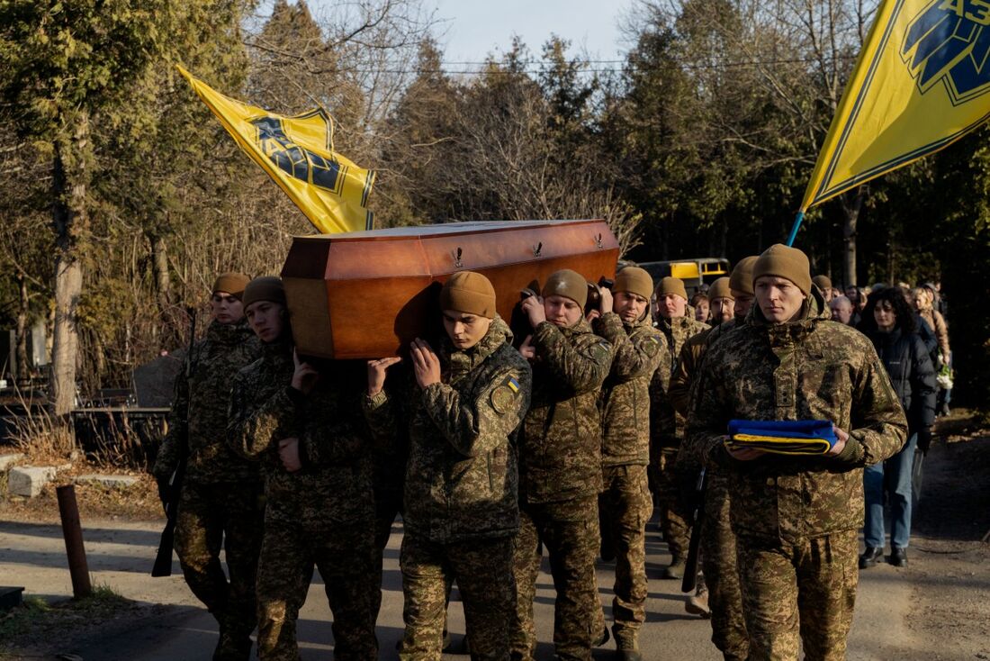  Soldados ucranianos carregam o caixão do falecido soldado ucraniano Danylo Bobrykov, indicativo "Harvey", durante cerimônia fúnebre em Kiev em 2 de janeiro de 2025, em meio à invasão russa da Ucrânia