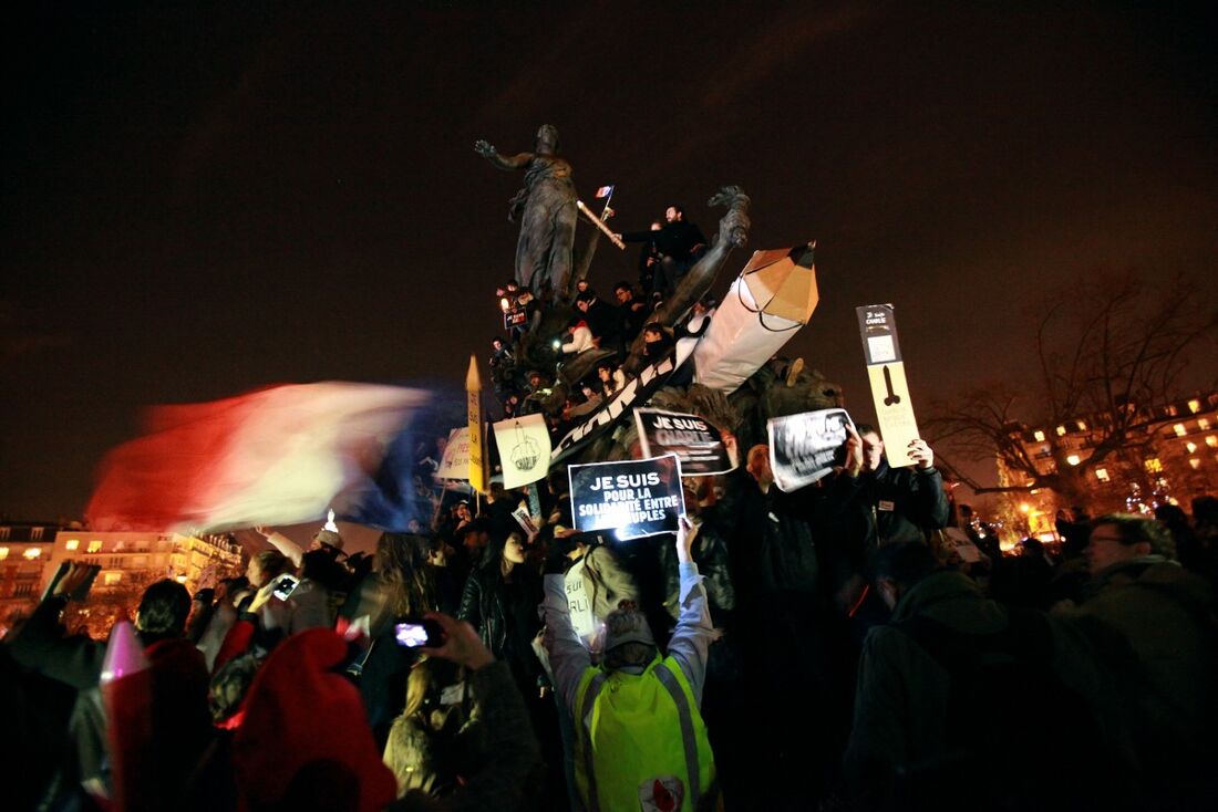 Pessoas participam de um comício pela Unidade "Marche Republicaine" em 11 de janeiro de 2015 na "Place de la Nation" em Paris, em homenagem às 17 vítimas de uma onda de assassinatos de três dias perpetrada por islâmicos locais