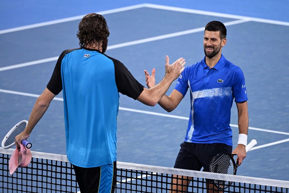 Opelka e Djokovic se cumprimentam após norte-americano vencer duelo em Brisbane