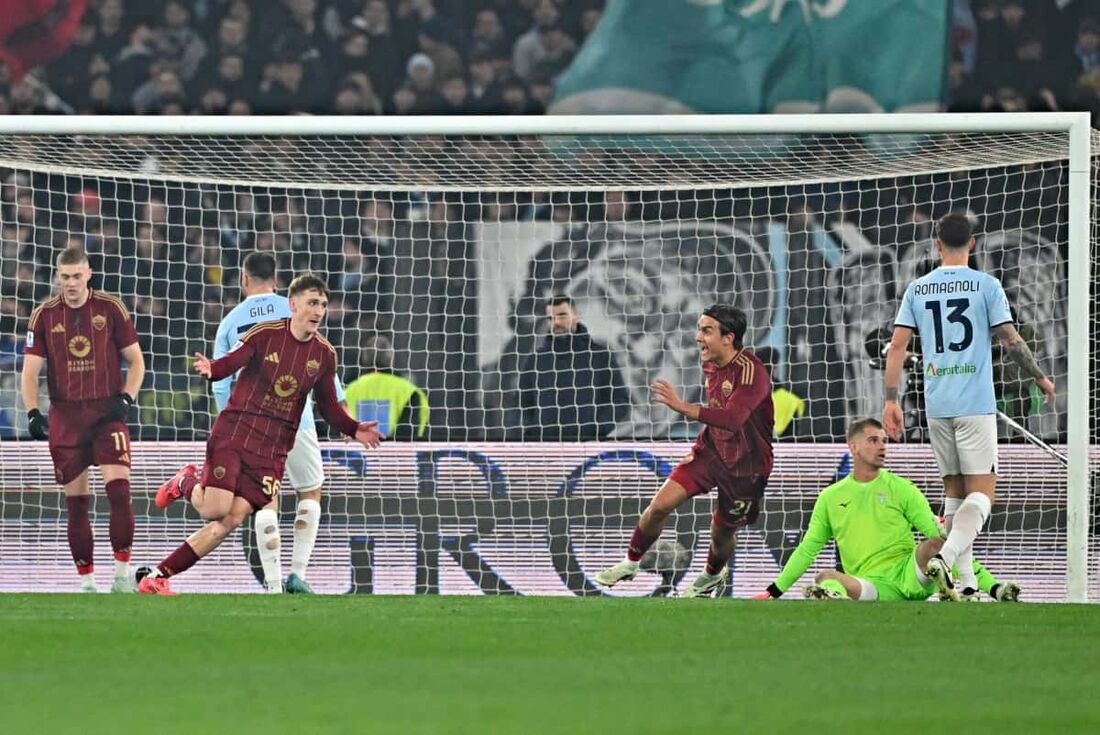 Saelemaekers marcou o segundo gol da vitória da Roma diante da Lazio 