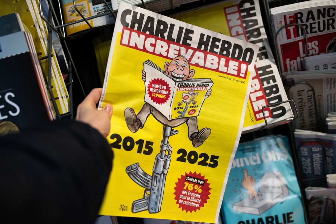 Edição especial do jornal satírico francês Charlie Hebdo antes do 10&ordm; aniversário do ataque ao Charlie Hebdo, em um quiosque de venda de imprensa em Paris, em 6 de janeiro de 2025