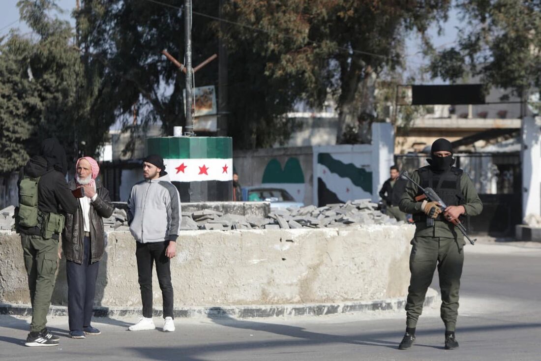 Forças leais ao novo governo sírio montam guarda na cidade síria de Madinat al-Baath, na zona-tampão patrulhada pela ONU nas Colinas de Golã anexadas por Israel.